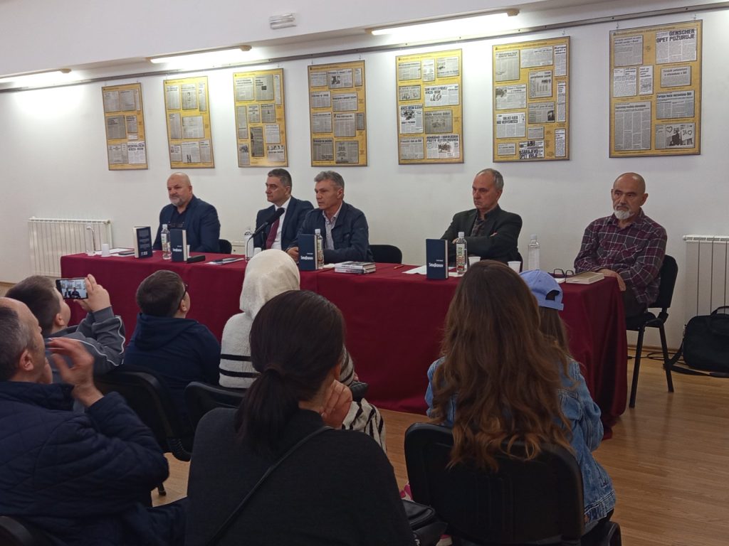 IKRE – 30 godina s knjigom: Roman “Smajkanov” Fajke Kadrića promoviran u prepunoj galeriji BKC-a