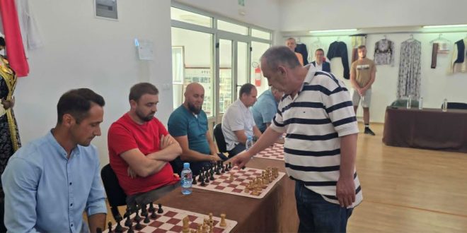 Šahovski velemajstor Emir Dizdarević odigrao simultanku protiv 14 kalesijskih šahista: Remizirali Huremović, Zulić i Bečić