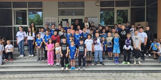 Odličan potez BKC-a: Kalesijski mališani se družili s Arminom Spahićem i razmjenjivali sličice