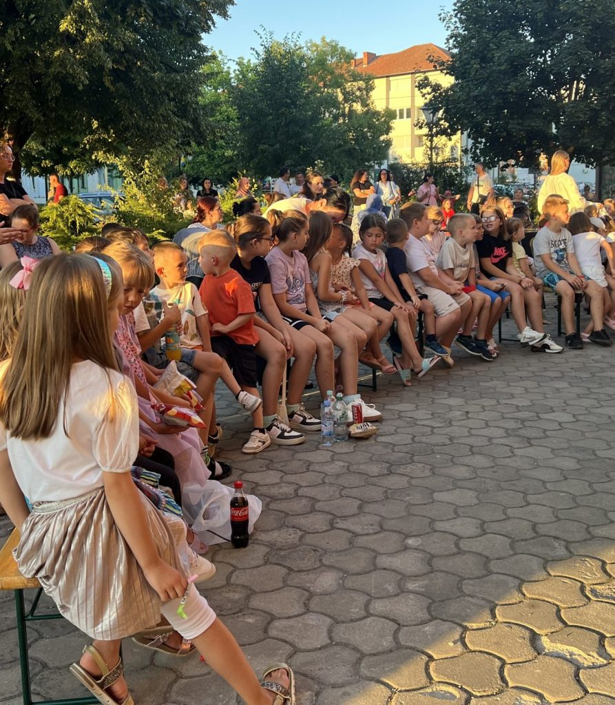 Smijeh, nostalgija i zabava ispred BKC-a: Kalesijski mališani uživali u crtićima „K’o nekad u 7 i 15”